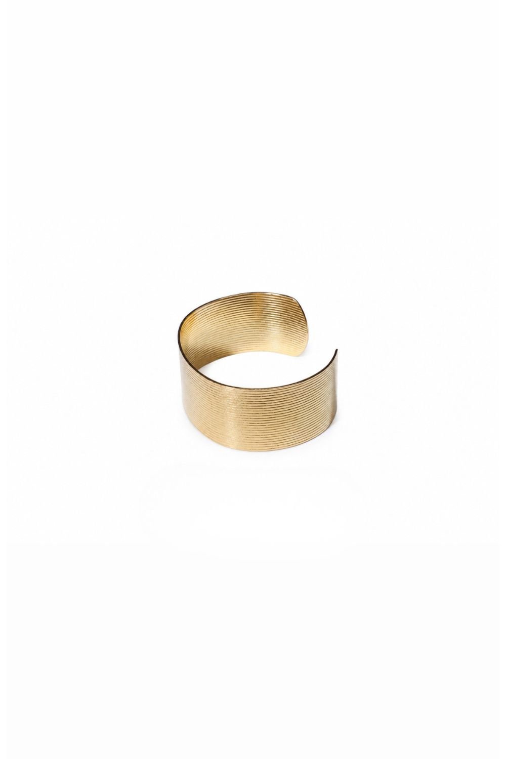 Fashion Gold Broad Bracelet with Luxury Finish